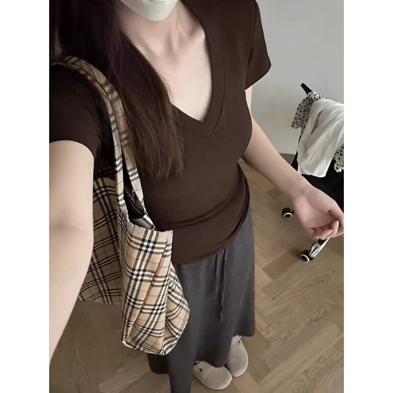 正肩短袖t恤女夏季薄款2026新款收腰修身显瘦复古V领内搭打底上衣