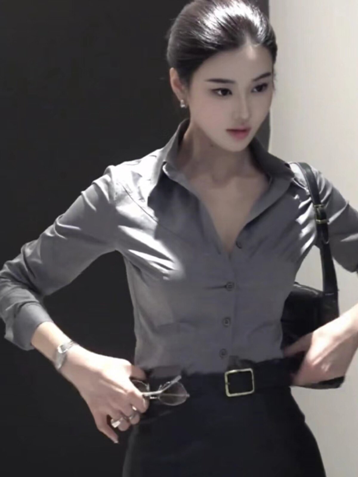 灰色衬衫女春秋2025新款高级感通勤修身显瘦职业气质长袖纯欲上衣
