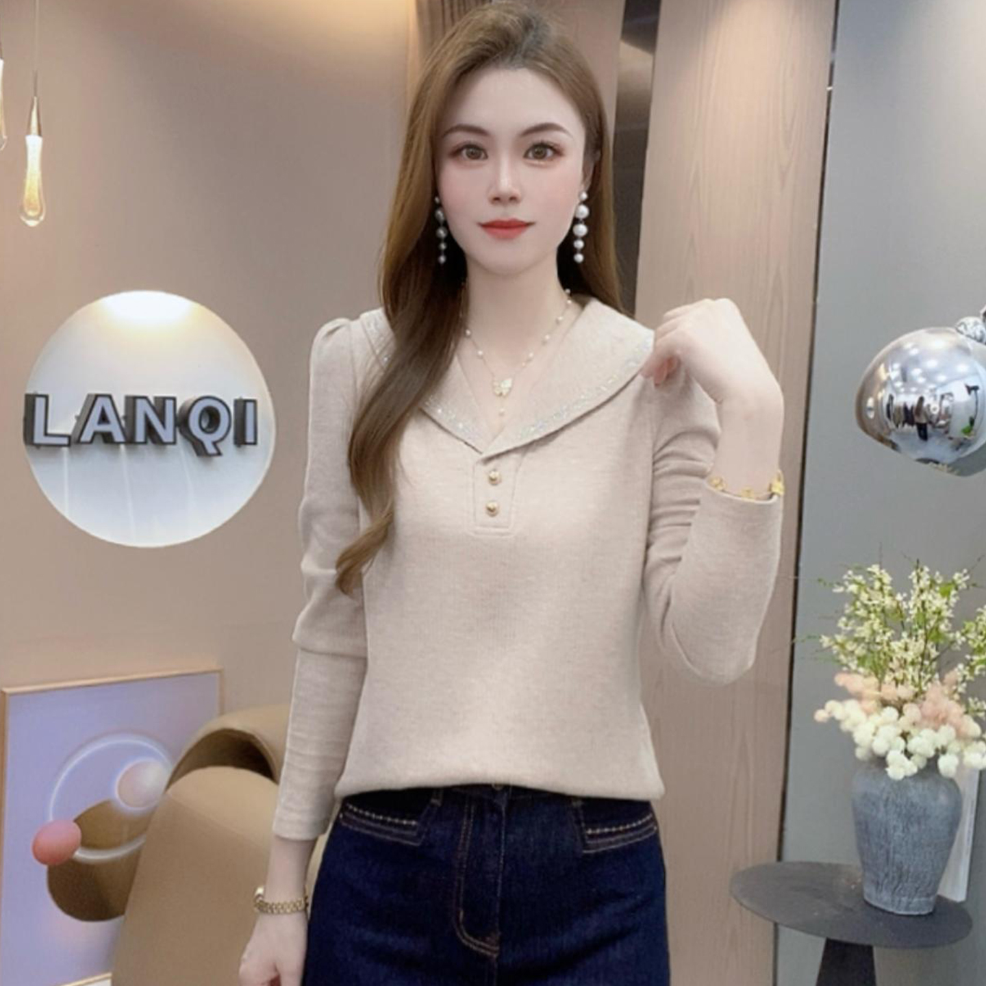 2025秋冬新款长袖V领衬衫女时尚洋气显瘦百搭加绒减龄打底衫衬衣