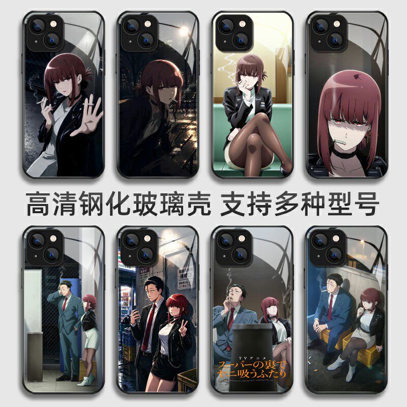躲在超市后门吸烟的二人