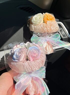 车载香薰高级感手工玫瑰花汽车空调出风口夹香氛香水内饰品摆件女