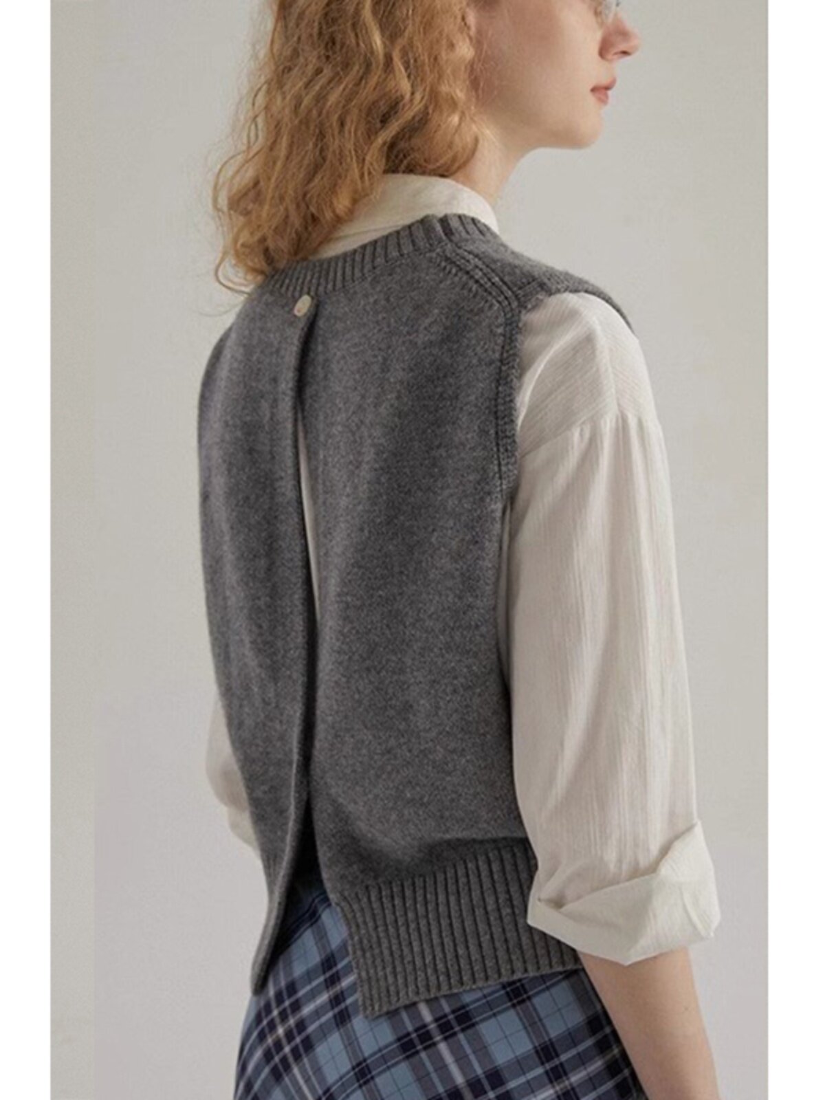 灰色针织马甲背心女春秋叠穿软糯设计感小众短款无袖圆领马夹上衣