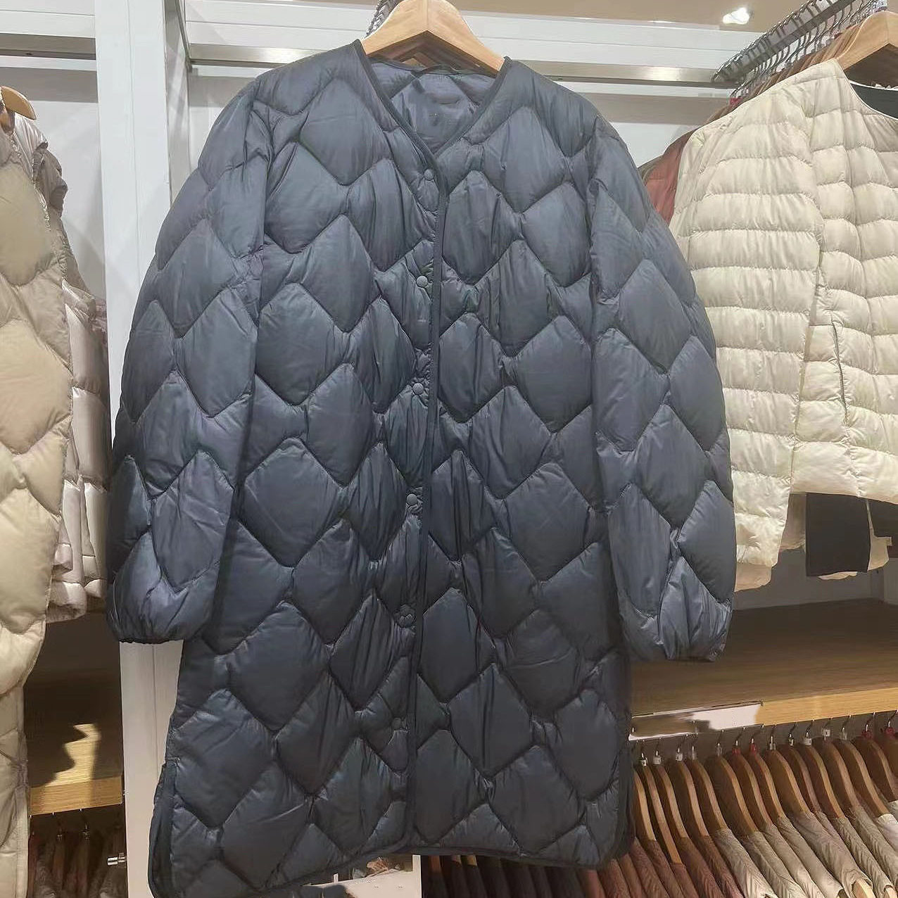 羽绒服女2024冬新款轻薄中长款V领白鸭绒休闲大衣搭配轻型外套潮