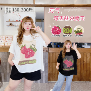 300斤原创设计感重工草莓烫钻刺绣元气减龄胖莹莹大码女装加肥T恤