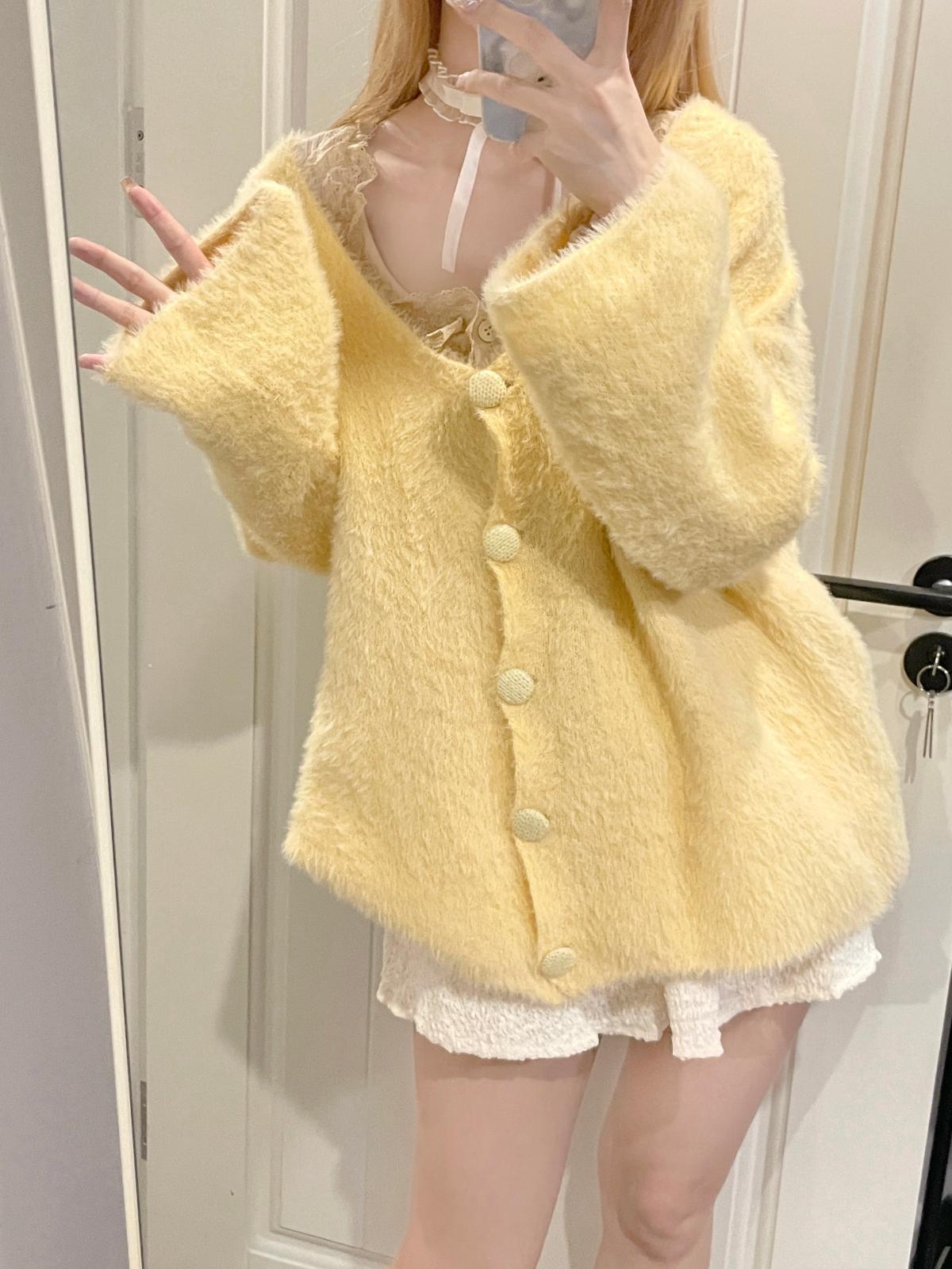 奶黄色毛衣开衫v领宽松