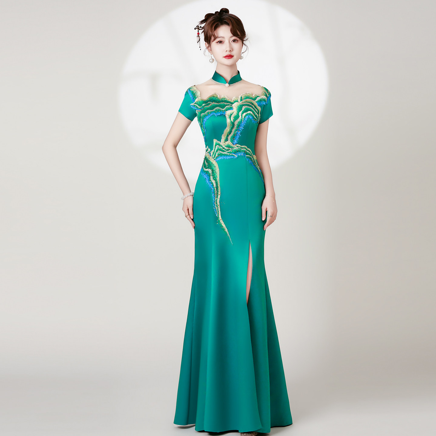 中国风立领短袖绿色鱼尾开叉宴会晚礼服高级感修身走秀演出长裙