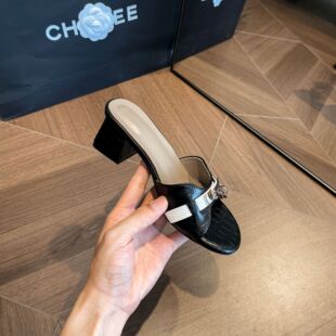 通勤女鞋2025春夏季感鳄鱼纹白色高跟凉拖鞋女露趾小金扣一字粗跟