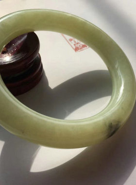 天然和田玉黄口料带聚墨青花圆条手镯