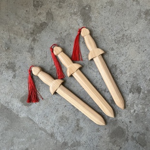 桃木剑挂件木雕婴儿小短剑一体无漆实木剑儿童玩具宝剑随身手工