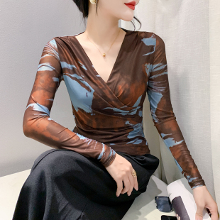 印花网纱上衣性感交叉V领T恤女长袖 打底衫 欧货时尚 新款 女2026秋装