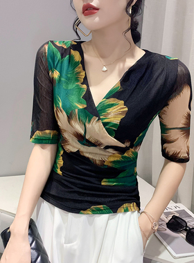 时尚印花V领T恤女中袖欧货2026新款洋气性感网纱上衣修身显瘦小衫