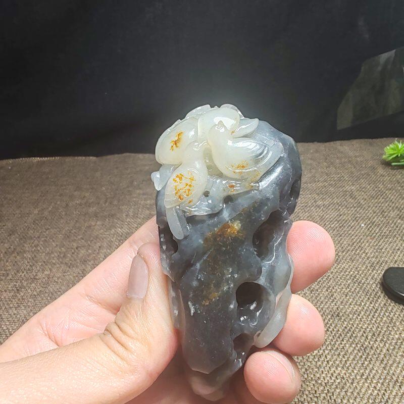 新疆和田玉真皮籽玉青花洒金皮喜鹊太湖石荷花双喜花开富贵手把件
