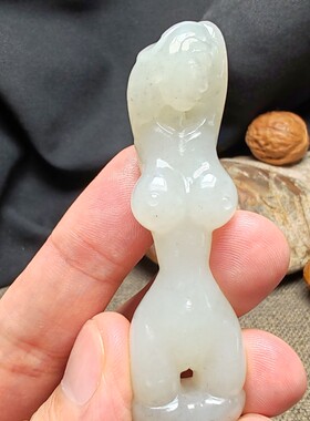 新疆和田玉籽料细腻美女手把件