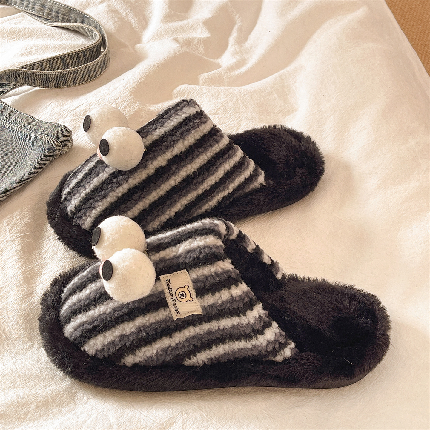 可爱大眼条纹拼色毛毛拖鞋