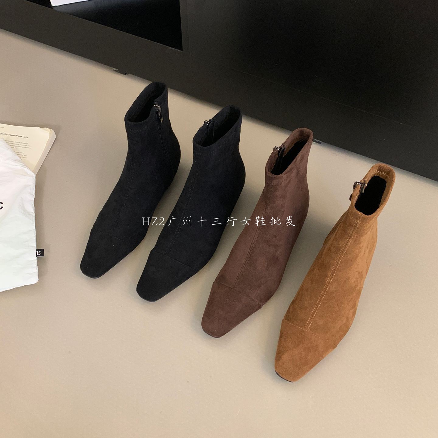 HZ2实拍法式复古绒面短靴女2025新款方头平底瘦瘦靴时装马丁靴