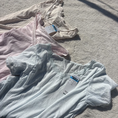 腋下吸汗垫。外贸日单女士超薄款蕾丝V领短袖T恤透气家居打底上衣