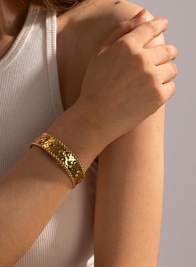 法式复古意大利蕾丝金边钛钢手环开口金色浮雕锤纹工艺不锈钢手镯