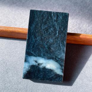 新疆和田玉青花籽料黑白分明平安无事牌摆件文玩饰品
