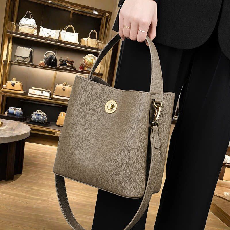 法国CaringKleing包包女2026新款真皮百搭水桶包休闲通勤斜挎女包