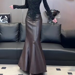 棕色大码宽松百搭半身裙女2025秋冬新款御姐高级显瘦鱼尾包臀皮裙