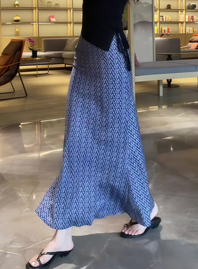 蓝色印花时尚高品质百搭半身裙女2025年秋季新款休闲慵懒风包臀裙