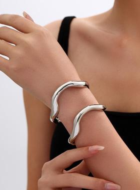 跨境欧美时尚小众熔岩金属手镯高级设计感液态褶皱不规则复古手镯