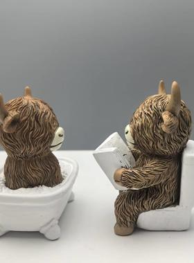 跨境新款创意家居桌面树脂浴室坐马桶高地牛雕像摆件节日装饰品