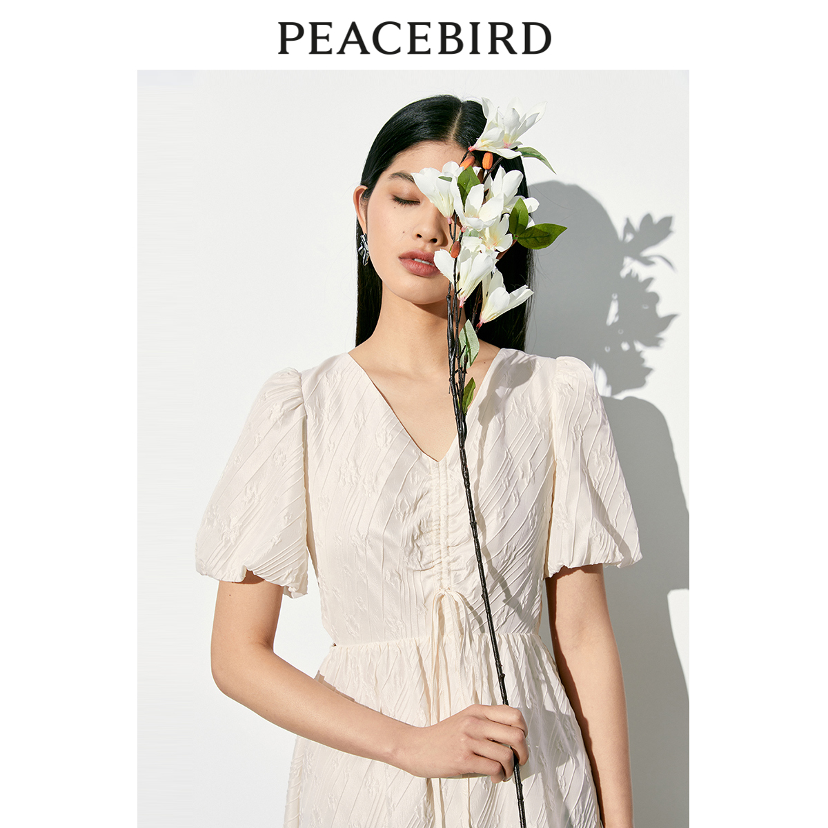 太平鸟 2023年夏季法式V领连衣裙肌理感收腰度假风长裙女奥莱