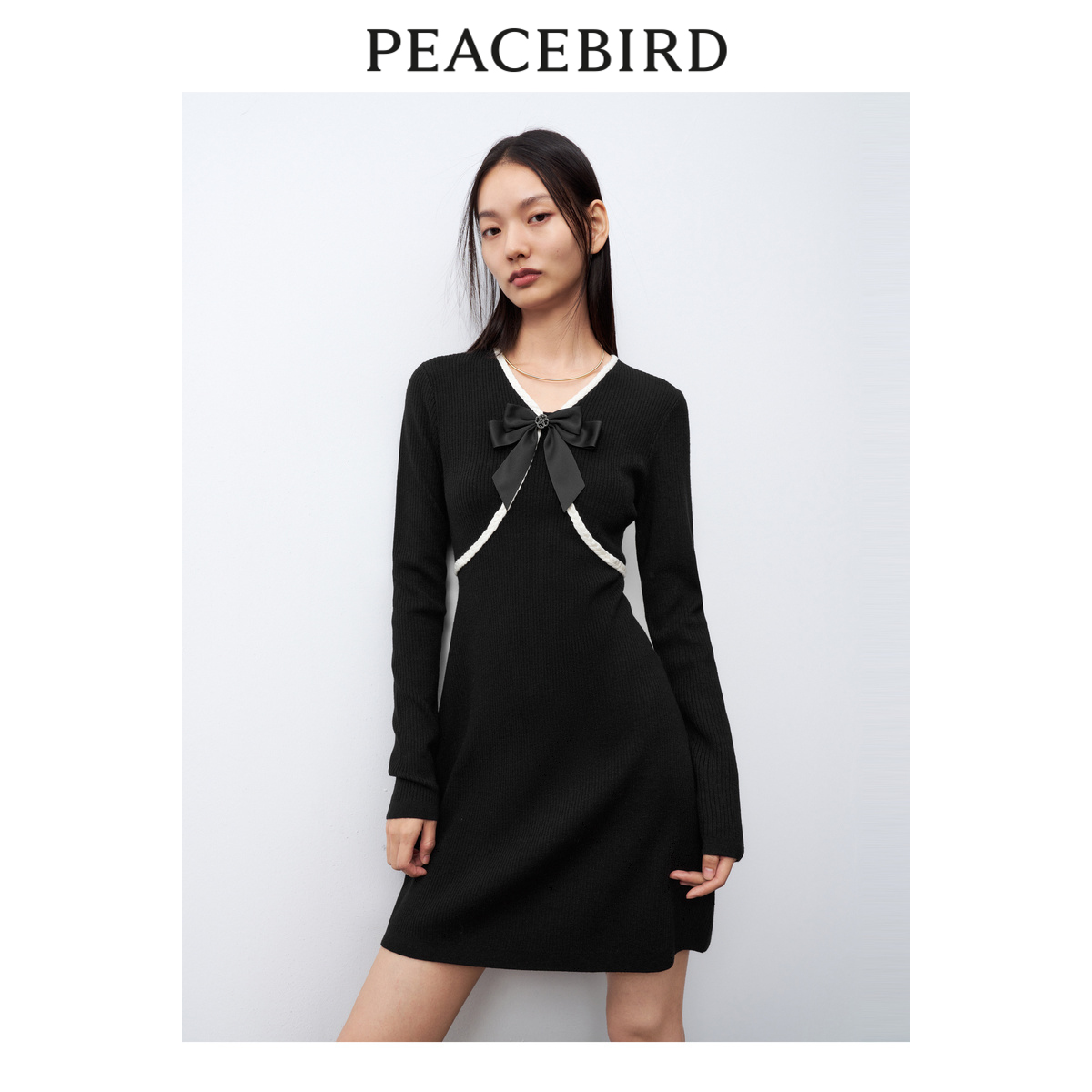 太平鸟收腰撞色针织裙女2025秋小香风法式短款长袖V领连衣裙奥莱