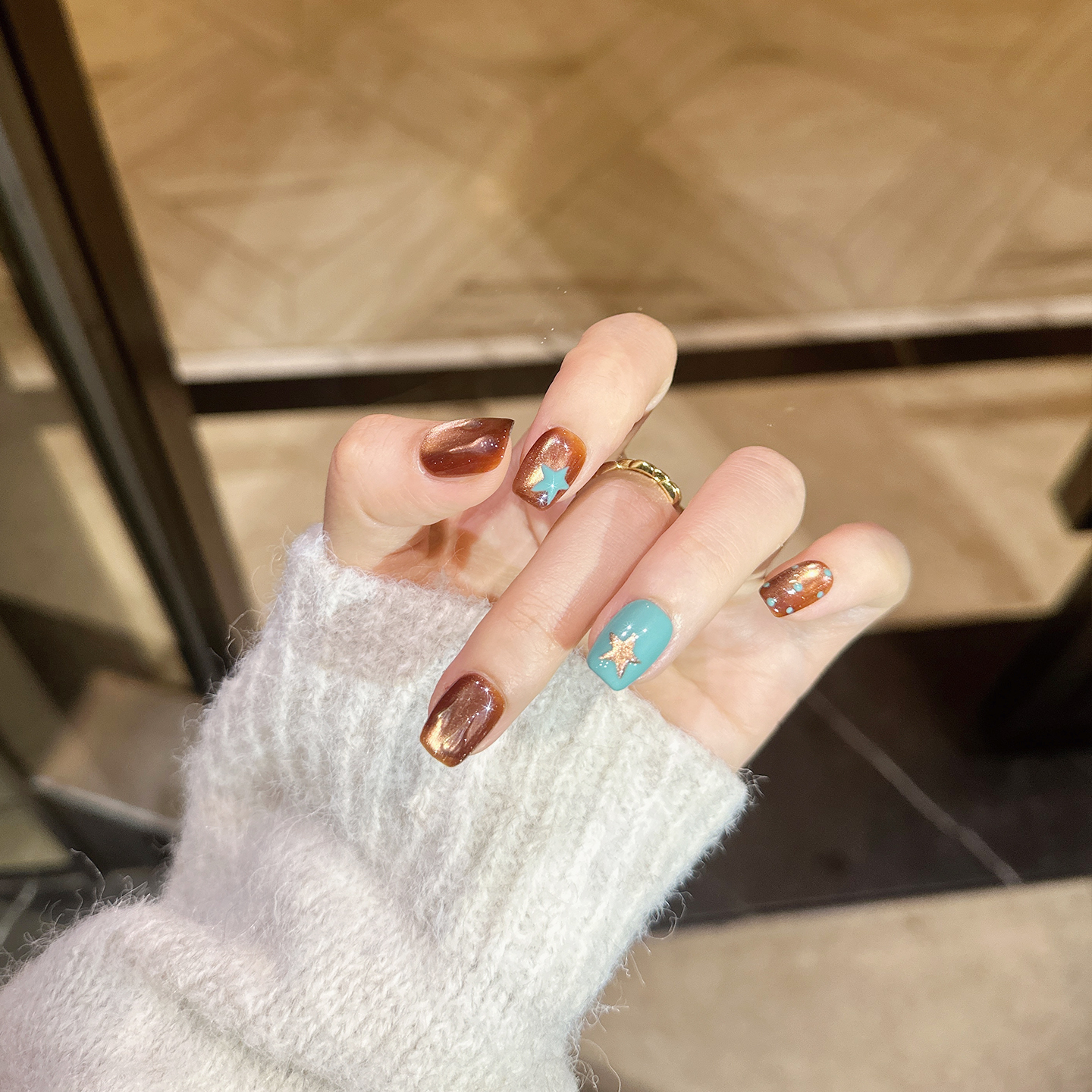 秋冬新款圣诞星星穿戴甲童趣涂鸦波点短款猫眼显白学生孕妇指甲贴