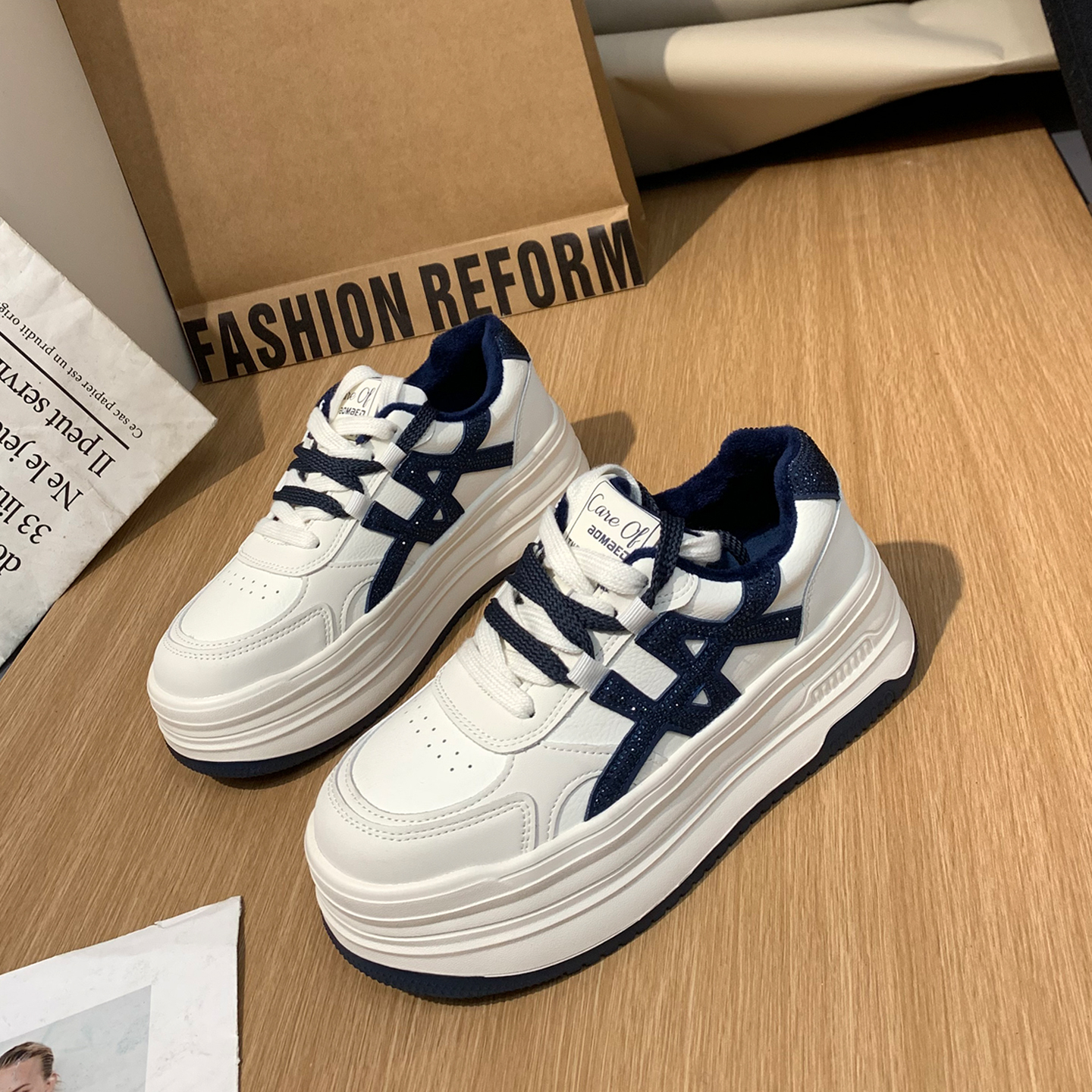 轻便增高加绒小白色女运动板鞋