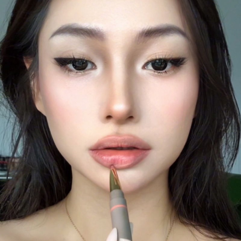 薄唇爆改肉嘟唇！双头唇线笔