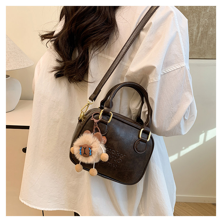 秋冬复古风小众2026新款设计感手提斜挎包轻便女高级感百搭手提包