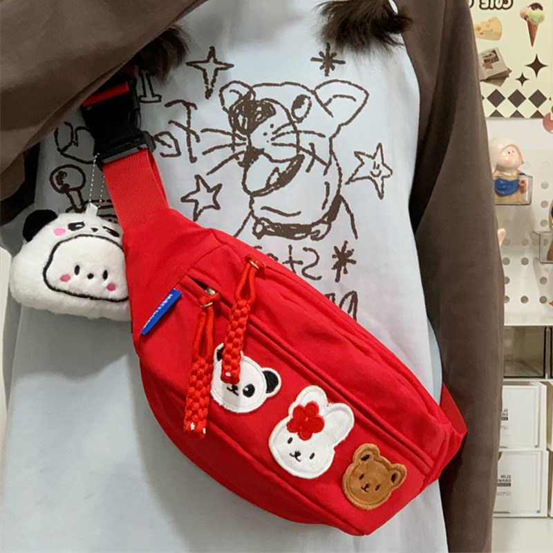 胸包2025新款ins红色女童外出旅游斜挎包设计感小众可爱包包女生