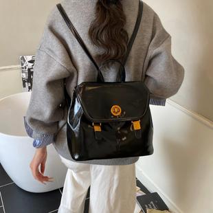 复古翻盖双肩包女高级感学院风通勤背包黑色皮质小背包