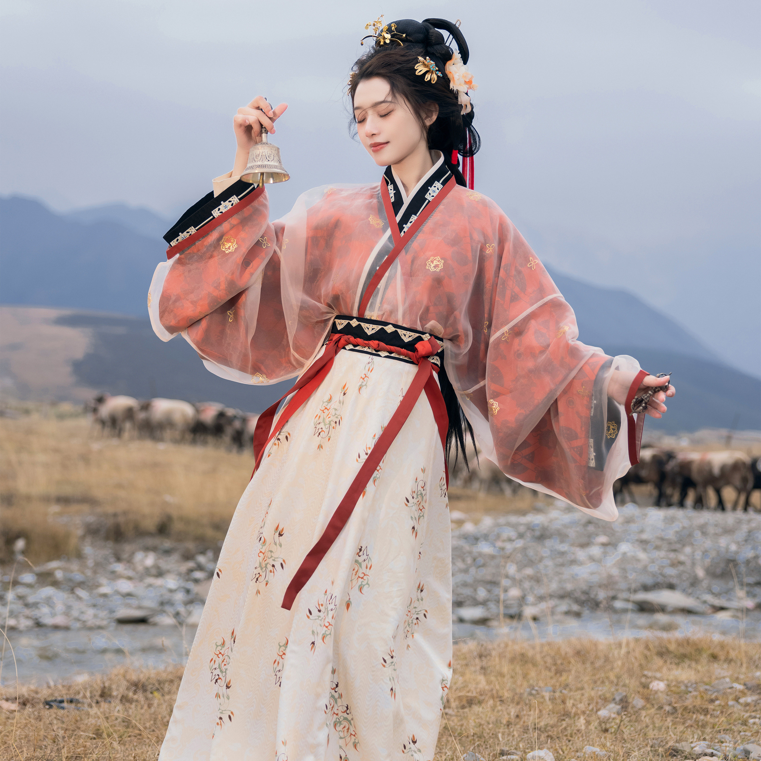花朝记｜舜华｜晋制汉服晋襦12破交窬裙荷叶缘边烫金绣花红色传统 - 实物图