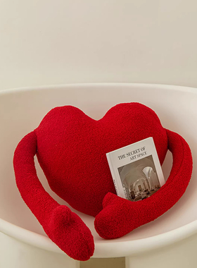 德国ins风可爱红色爱心抱枕毛绒异形沙发靠垫PP棉填充家居装饰