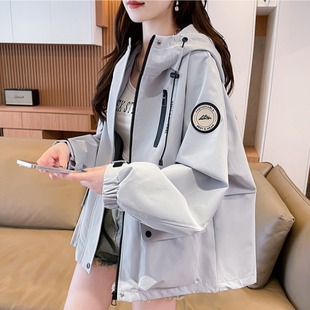 美式复古冲锋衣外套女2026春秋季新款宽松学院风休闲连帽工装风衣