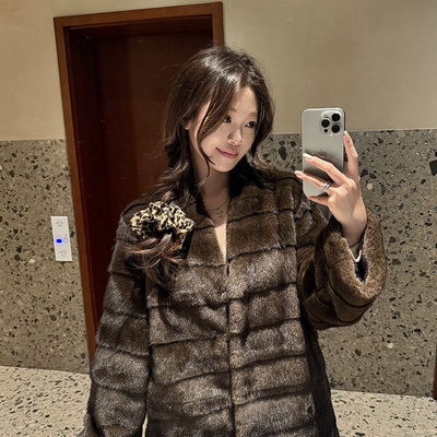 一善设计貂绒麂皮绒环保皮毛一体V领条纹中长款短外套S-PYZ11999