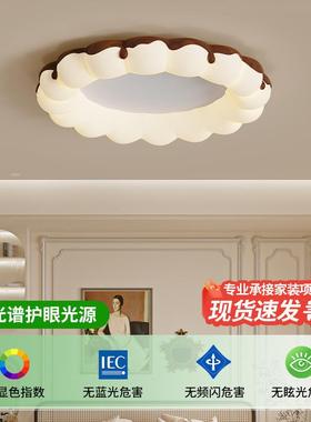 In the middle-winded bedroom, high-end atmospheric walnut-co