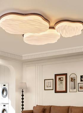 The middle-winding living room sucks a new light for the bed