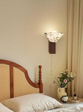 A new 2025 medium-winded bedside walllight, walnut wood tatt