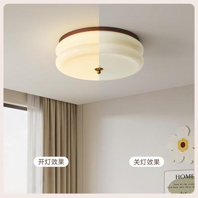 The French medium-breathing room lamp for the new 2025 Frenh