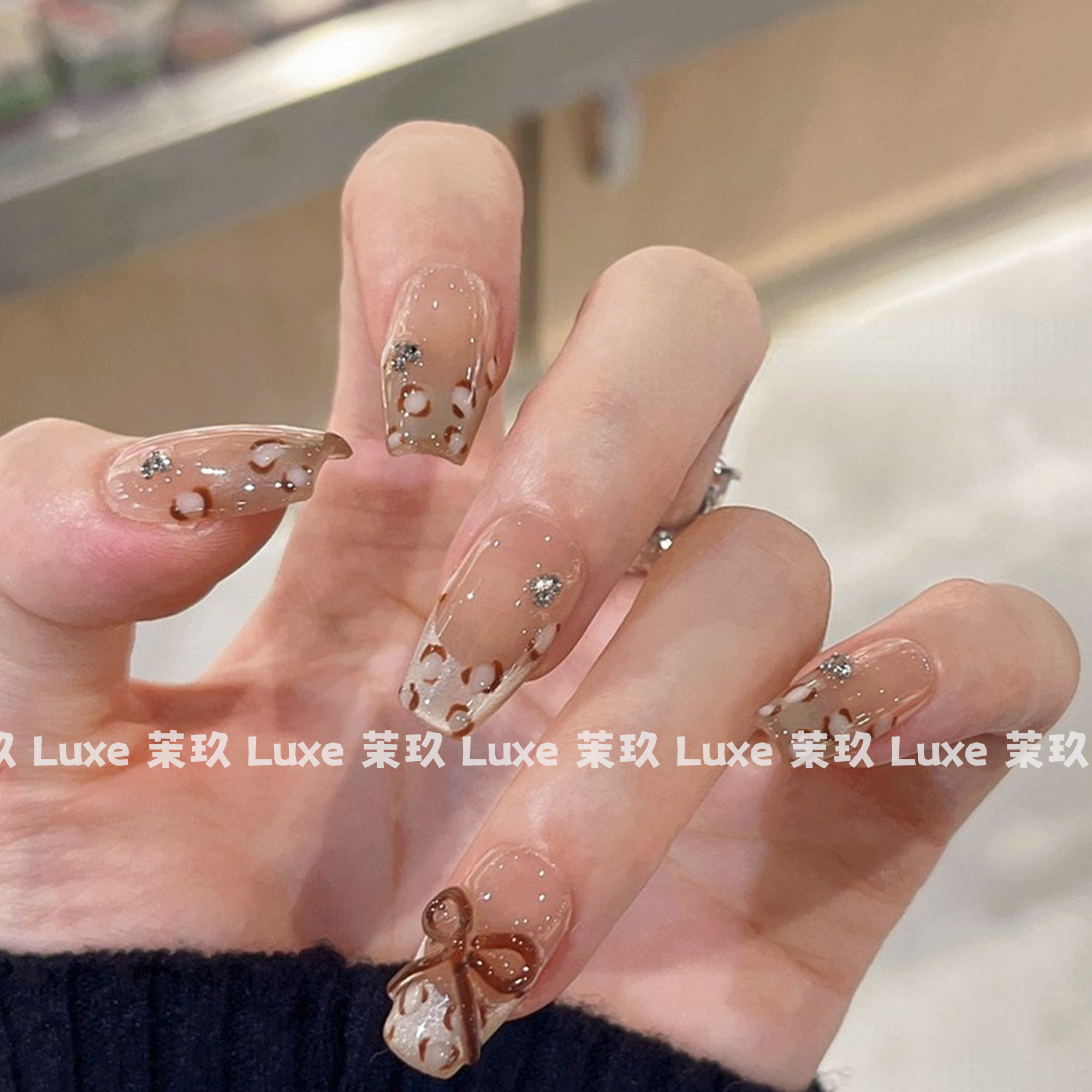 纯手工穿戴甲短款显白手绘蝴蝶结豹纹棕色美甲2025年新款高级感冬
