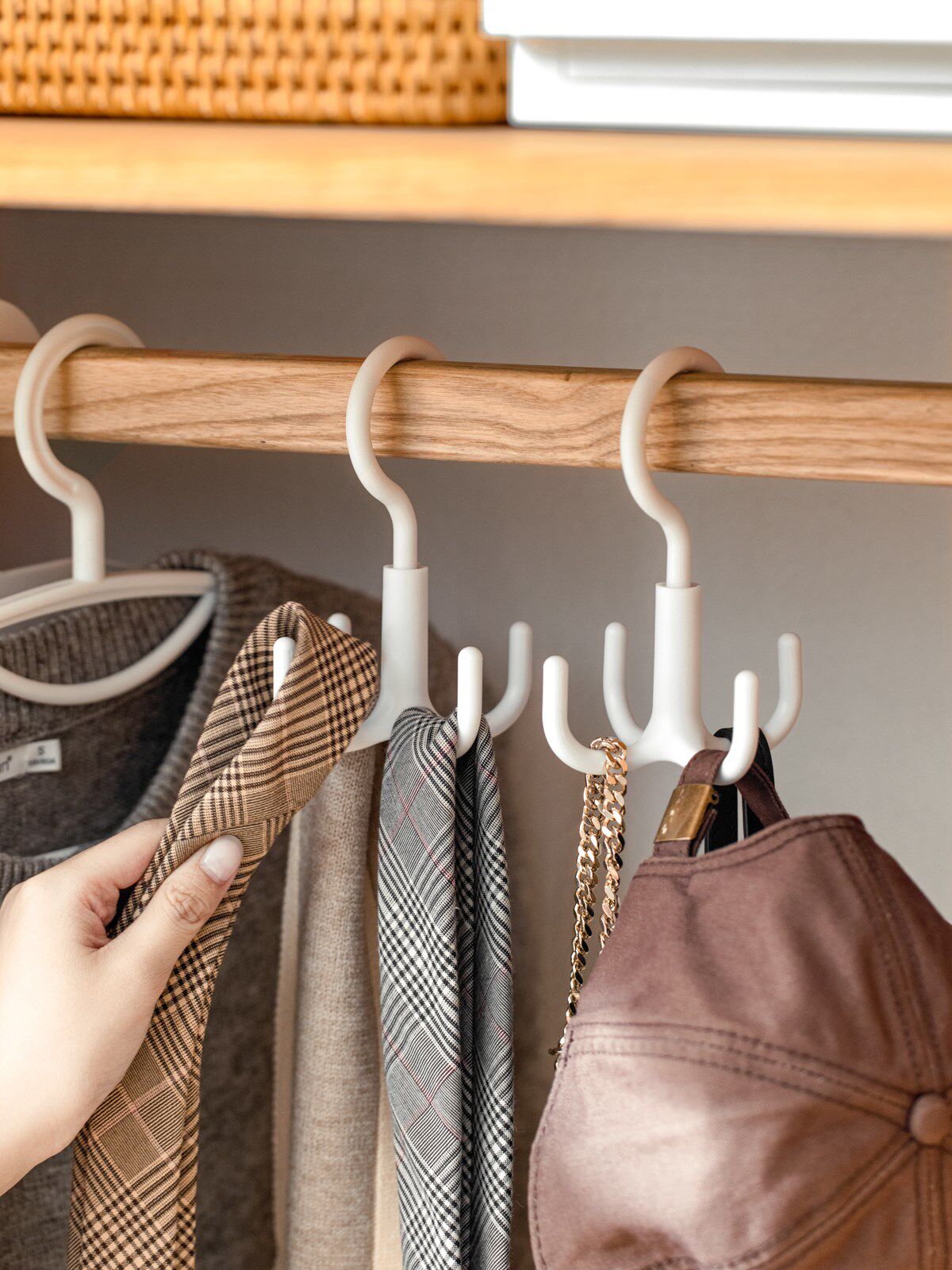 rotating hook bag belt to tie the scarf scarves chest four