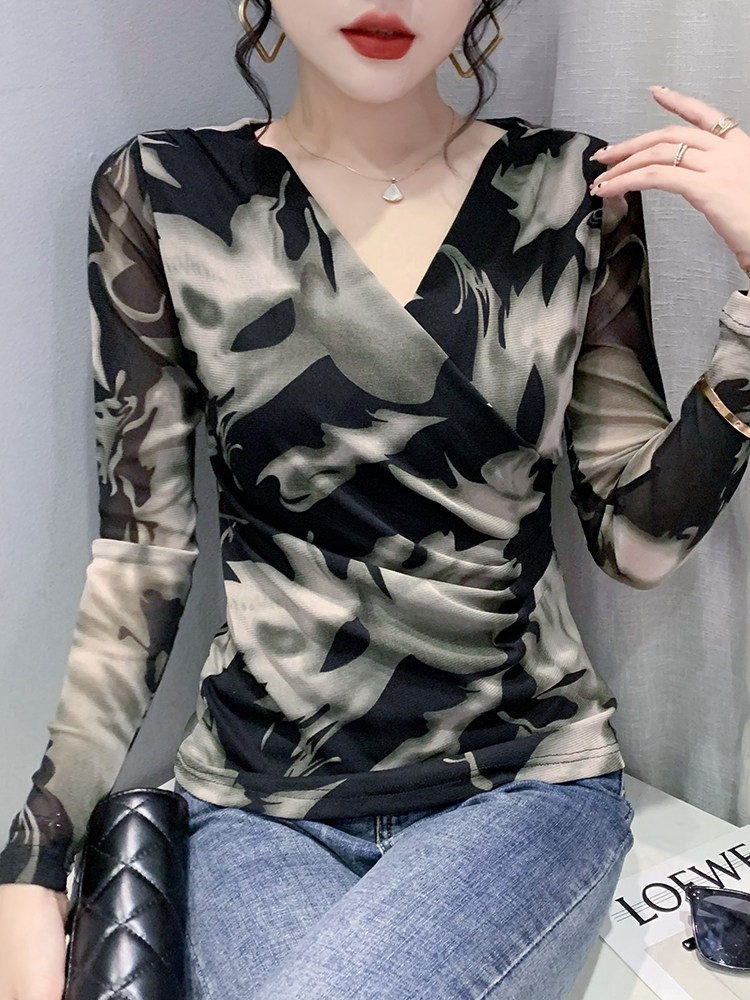 유럽 ??역 2024 봄과 가을 새로운 유행과 섹시한 V 넥 긴팔 티셔츠 유럽 패션 프린트 메쉬 바닥 셔츠 유행