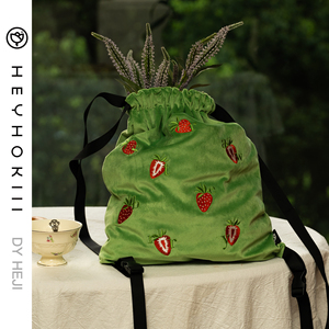 heyhokiii原创设计草莓刺绣新款秋冬双肩包丝绒包包女抽绳大容量