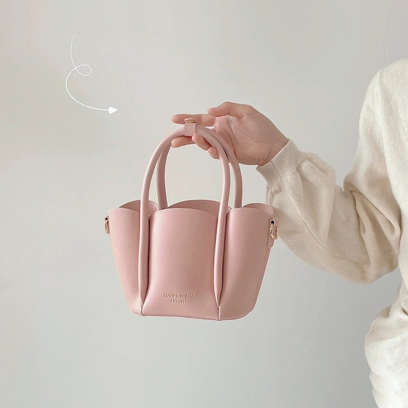 粉色手提花朵包包女今年流行2022年新款爆款高级质感小众轻奢斜挎