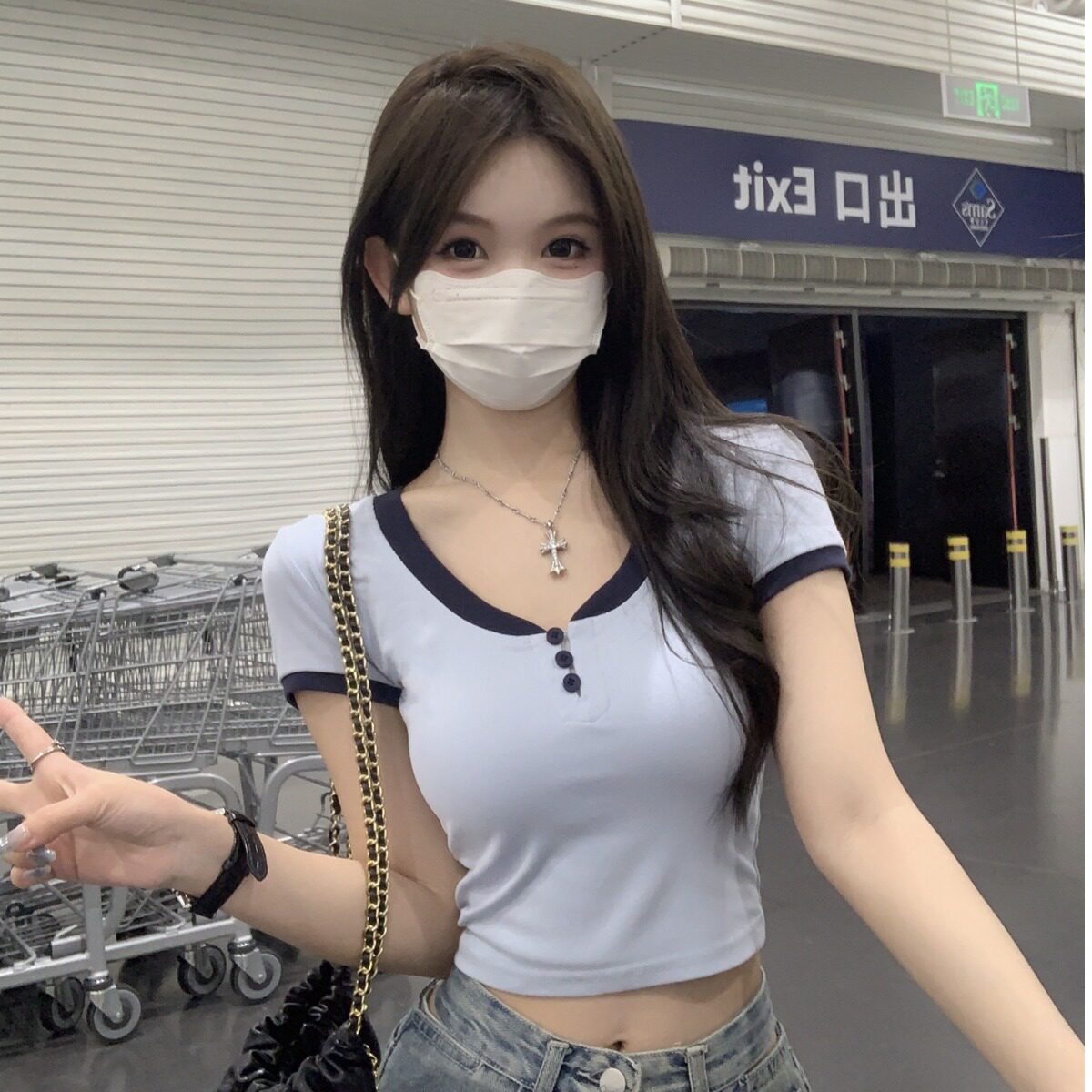 MTHE 春夏设计感u领修身纯欲撞色纽扣短款正肩短袖T恤 女款