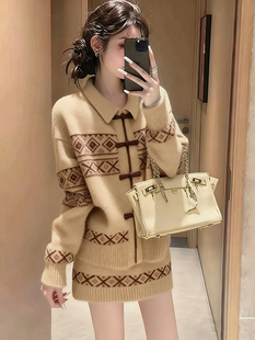 美拉德卡其色毛衣套装女2025新款秋冬穿搭针织提花上衣短裙两件套